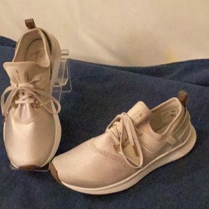 NWOB New Balance Ravelite Nergize sports silver pearl ladies sneakers # 8.5 M.